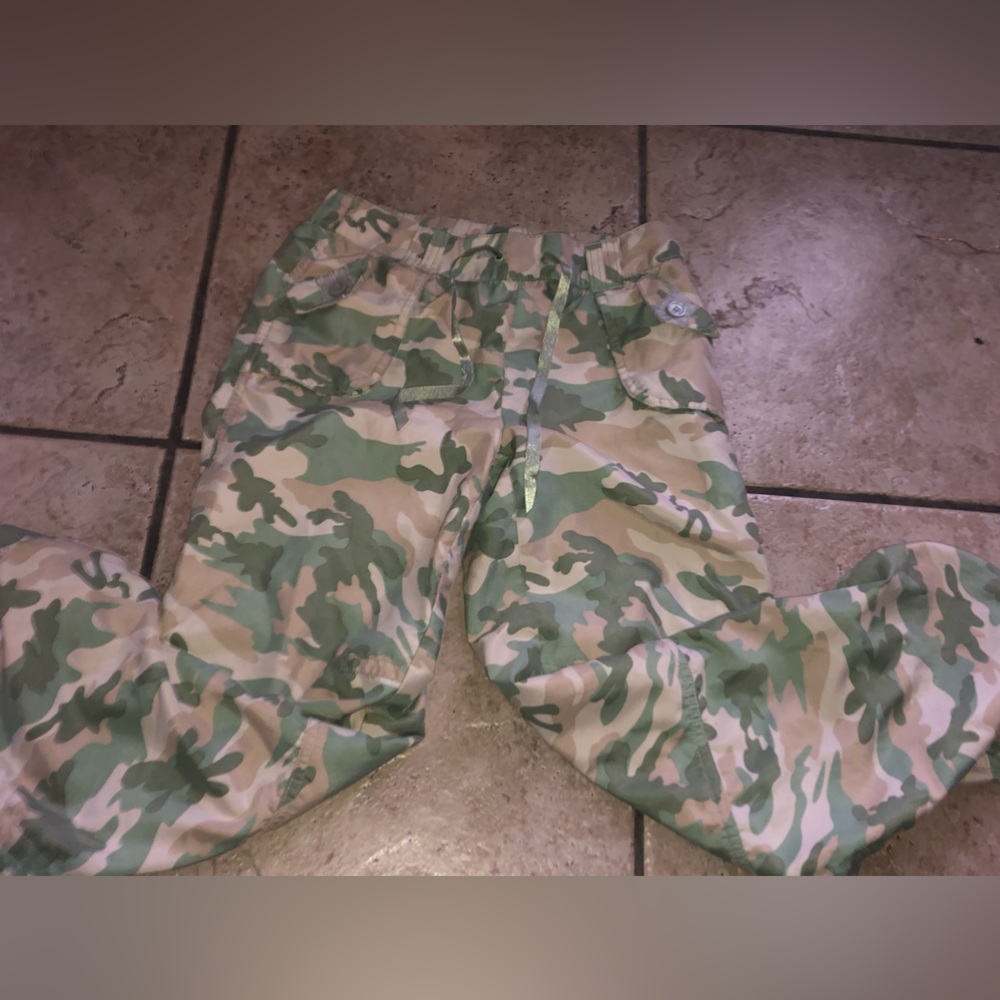 Selling old clothes super buttery outside. size 8. Adjustable waist